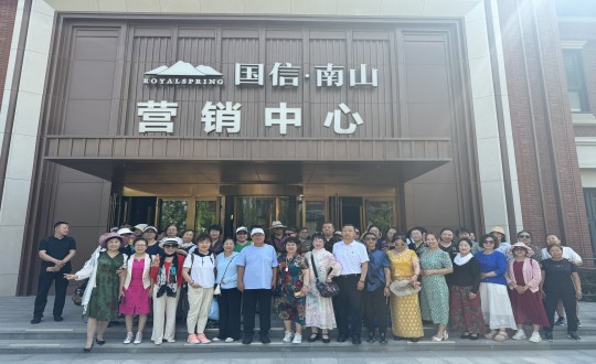 3.经开区活动总会走进海洋之神·南山温泉城合影留想_副本.jpg 3.经开区活动总会走进海洋之神·南山温泉城合影留想_副本.jpg