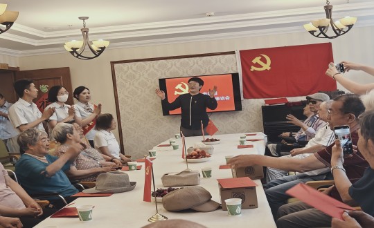 2024年7月1日，，，，，，养老公司长影家举行“七一建党节座谈会”_副本.jpg