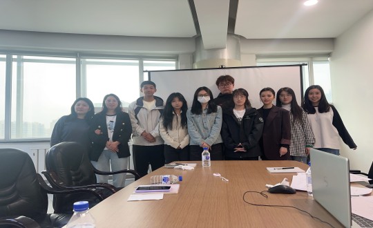 24.长春大学学子与海洋之神健全产业集团居家事业部员工合影留想_副本.jpg