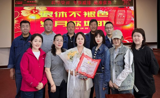 8.供热总公司新城分公司为客服怨嘏雷进行退休典礼_副本.jpg
