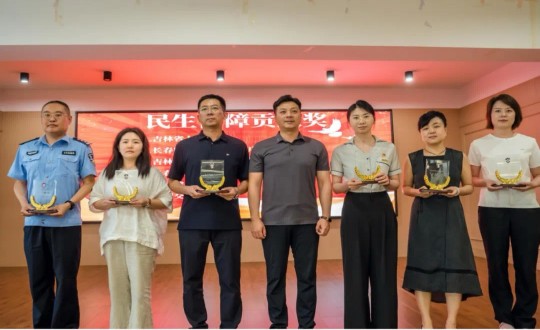 12.邵蕾代表健全板块领取组委会宣告的“民生保险贡献奖”_副本.jpg