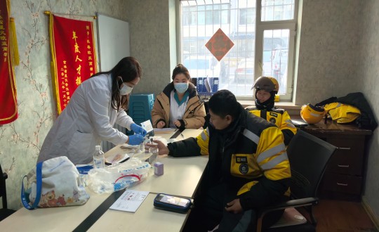 13.医疗公司为美团快递小哥举行免费血压丈量和乙肝两对半检测效劳_副本.jpg